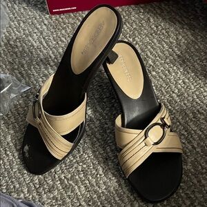 AEROSOLES brand new never worn right shoe is damaged on toes SEE PICS